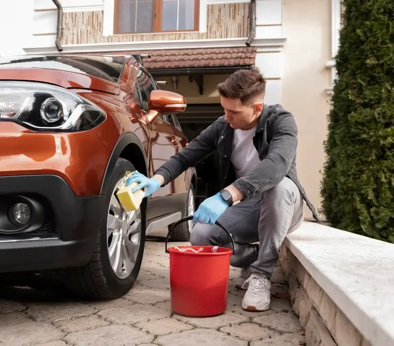 Lavage auto à domicile La Chaise-Dieu : professionnel intervenant sur un véhicule